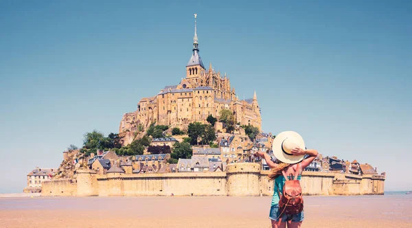 Γυναίκα Τουρίστρια Mont Saint Michel Διακοπές Ταξιδιωτικός Προορισμός Τουριστικός Τουρισμός — Φωτογραφία Αρχείου
