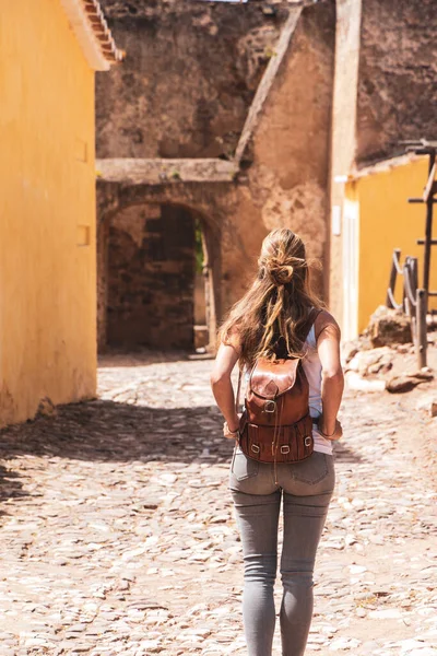 Turista Mujer Caminando Por Calle Portugal —  Fotos de Stock