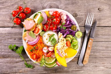 Karışık sebze salatası. Sağlıklı yemek.