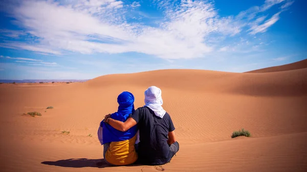 Пара Сидящая Пустыне Смотрящая Панорамный Вид Песчаных Дюн — стоковое фото
