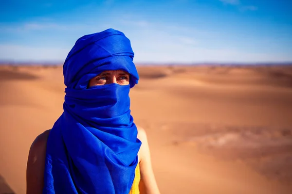 Retrato Mujer Con Turbante Azul Mirando Desierto —  Fotos de Stock