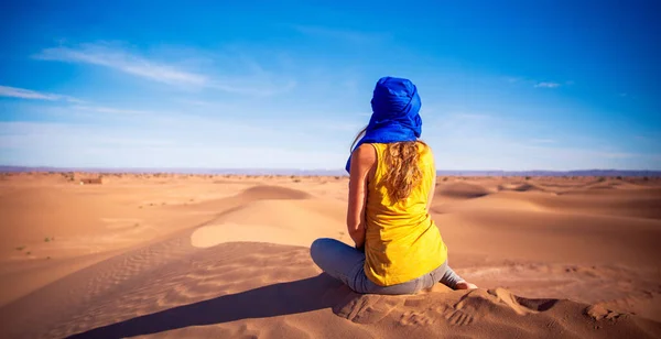 Portrait Caucasian Woman Blue Turban Sitting Desert Travel Adventure Thinking — Stock Photo, Image