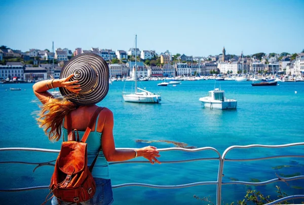フランスの女性旅行者 ブルターニュ フランス Audier City Port — ストック写真