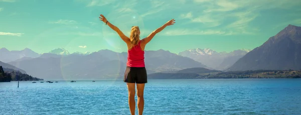 Mujer Con Los Brazos Abiertos Suiza Lago Thun Destino Viaje — Foto de Stock