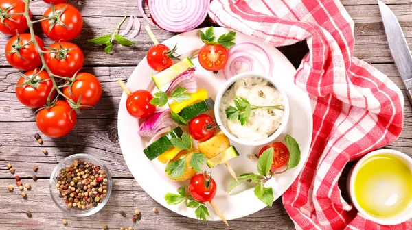 Σουβλάκι Λαχανικών Και Σάλτσα Εμβάπτισης Καλοκαιρινό Πάρτι Χορτοφαγικό Μπαρ Έννοια — Φωτογραφία Αρχείου