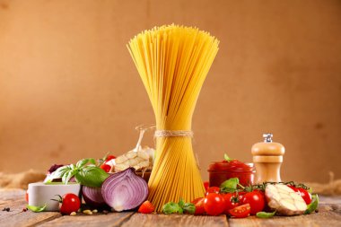 İtalyan pastası, spagetti, domates sosu ve malzemeler pişirmek için.