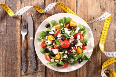 Tabakta karışık sebze salatası. Diyet yemek, sağlıklı yemek, kilo kaybı konsepti.