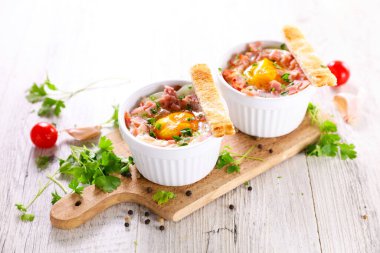 Kremalı yumurta, pastırma ve tost.