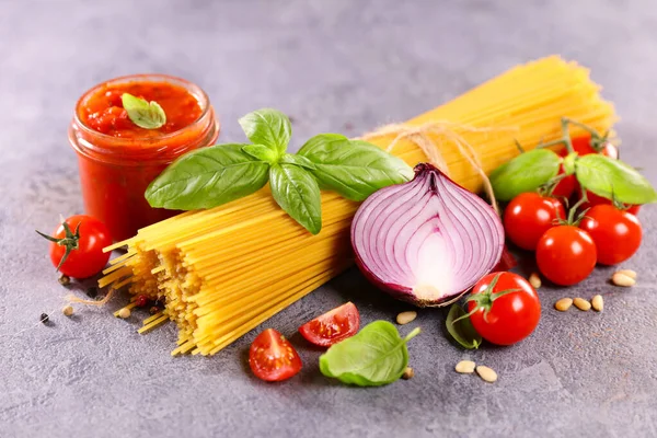 Ingrediente Comida Italiana Cruda Espaguetis Salsa Tomate Condimentos — Foto de Stock