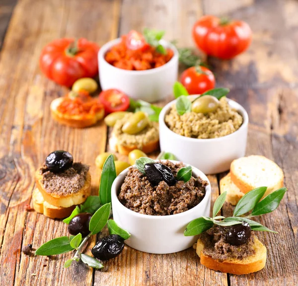 Çeşitli Tapenade Çeşitleri Zeytin Yayılımı Akdeniz Yemekleri Sağlıklı Atıştırmalık Konsepti — Stok fotoğraf