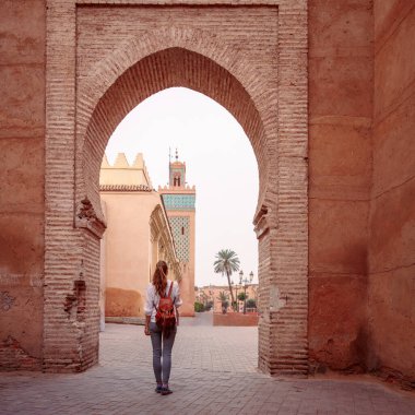 Marakeş 'te kadın turist, Koutoubia Camii' nin Ilslam kapı manzarası Fas.