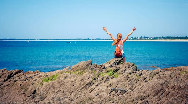 海の景色を楽しむストレッチ腕を持つ女性 旅行先のコンセプト — ストック写真
