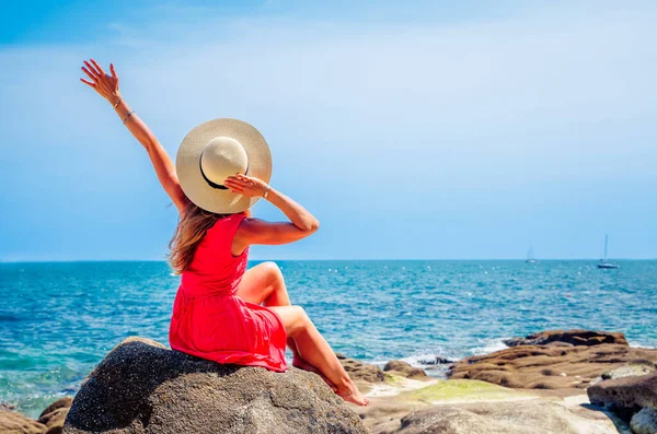 Woman Red Dress Hat Beach Vacation Tourism Travel Concept — Stock Photo, Image