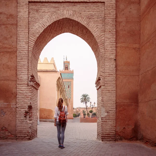 Bakifrån Kvinnlig Turist Marrakech Ilslam Dörr Syn Koutoubia Mygga Marocko — Stockfoto