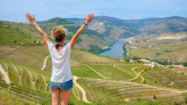 Šťastný Cestovatel Žena Těší Panoramatický Výhled Údolí Douro Portugalsku — Stock fotografie