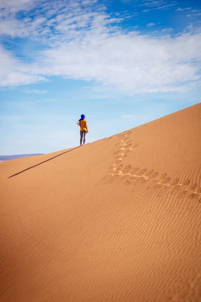 脚印上的女人和沙丘上的女人一起欣赏萨哈拉历险的全景 旅行的概念 — 图库照片