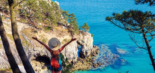 Mujer Viajera Acantilado Con Los Brazos Extendidos Disfrutando Hermosas Vacaciones — Foto de Stock