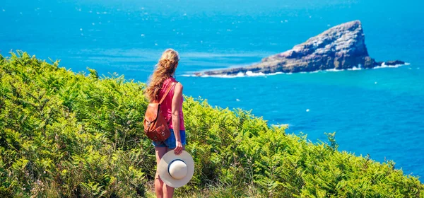 Mujer Con Mochila Sombrero Mirando Isla Océano Atlántico Aventura Viajes —  Fotos de Stock