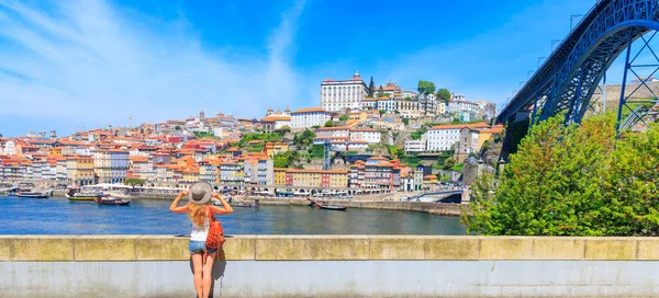 ポルト市の女性観光客 ポルトガル — ストック写真