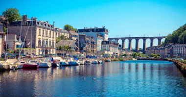 Morlaix şehri peyzajı. Fransa 'da Britanya.