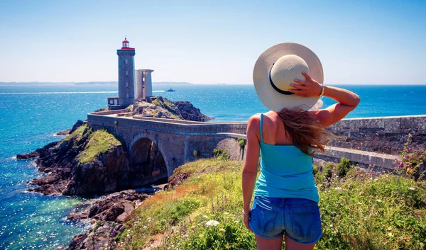 ブルターニュ フランスの灯台の眺めを見る女性観光客の背面図 — ストック写真