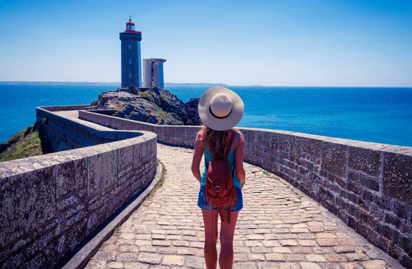 Rückansicht Einer Touristin Mit Blick Auf Den Leuchtturm Der Bretagne — Stockfoto