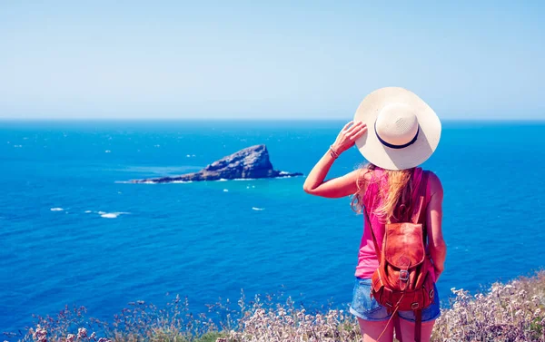 Rear View Woman Hat Backpack Looking Atlantic Ocean Island View — Stock Photo, Image
