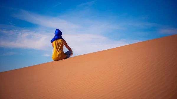 Mulher Sentada Duna Areia Deserto Sahara Viagem Aventura Conceito Luxúria — Fotografia de Stock