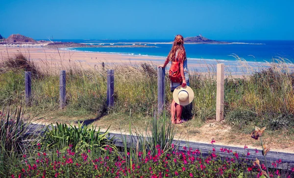 女性の観光客が見て 美しいビーチと大西洋 ブルターニュフランス — ストック写真
