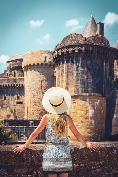 Rückansicht Einer Touristin Der Stadt Fougeres Bretagne Frankreich — Stockfoto