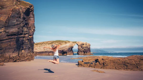 Frau Springt Auf Strand Klippe Und Natürlichen Bogen Galicien Spanien — Stockfoto