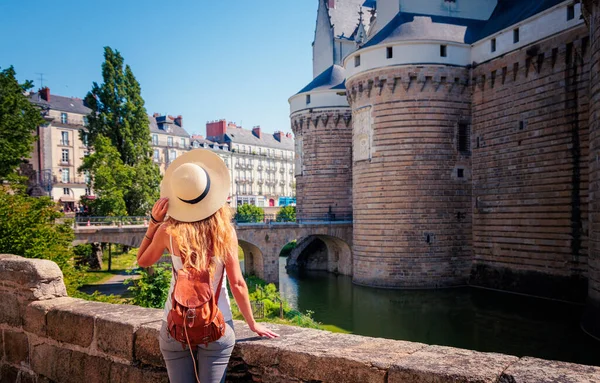 Женщина Путешествующая Франции Замок Герцогов Бретани Нанте — стоковое фото