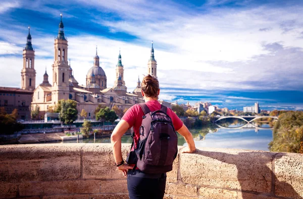 Zaragoza Stadtpanorama Bei Sonnenuntergang Ein Tourist Betrachtet Die Kathedrale Bei — Stockfoto