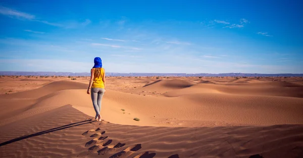 Женщина Туристка Гуляющая Песчаной Дюне Пустыне Сахара Туристическое Направление Приключение — стоковое фото