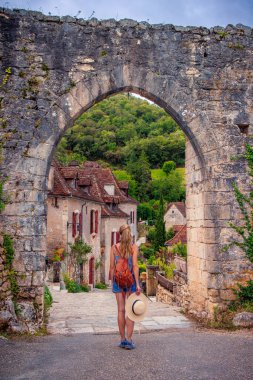 Fransa 'da kadın turist, Saint-Cirq-Lapopie' nin ünlü köyü (Lot, Occitanie)