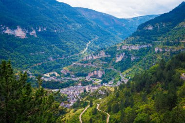 Sainte Enimie köyünün havadan görüntüsü Gorge Tarn, Lozere, Aveyron, Occitanie in France