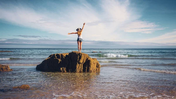 Mujer Pie Sobre Roca Con Los Brazos Abiertos Mar Felicidad — Foto de Stock