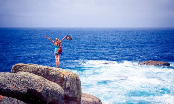 Mujer Pie Acantilado Disfrutando Del Mar —  Fotos de Stock