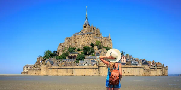 Resenärskvinna Europa Mont Saint Michel Frankrike — Stockfoto