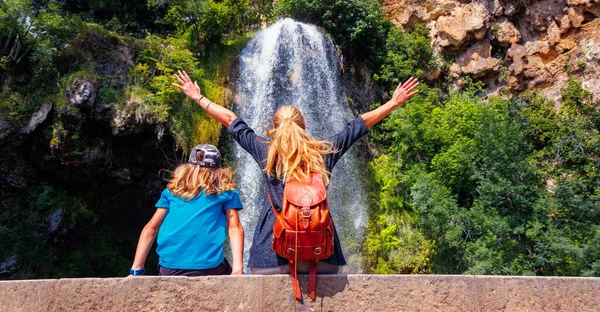 Familie Genießt Schönen Wasserfall Frankreich Salles Source Aveyron — Stockfoto
