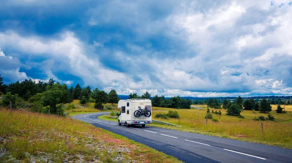 Familie Wohnmobil Unterwegs Auf Dem Land Urlaub Roadtrip Abenteuerkonzept Lozere — Stockfoto