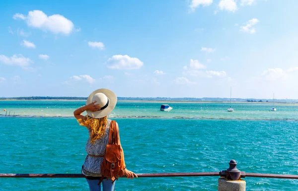 女性は大西洋とボートを見て 旅行先 リラックスした 夏の休暇 — ストック写真