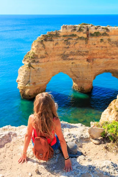 Mujer Disfrutando Una Hermosa Vista Del Arco Natural Océano Atlántico — Foto de Stock