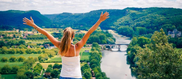 Lycklig Kvinna Med Öppna Armar Njuter Panoramautsikt Över Dordogne Landskap — Stockfoto