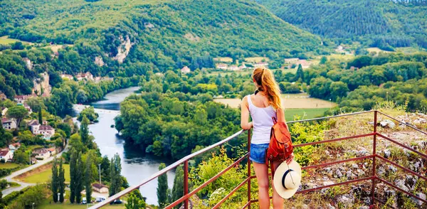 Frau Genießt Panoramablick Auf Das Lot Tal Frankreich Okzitanien — Stockfoto