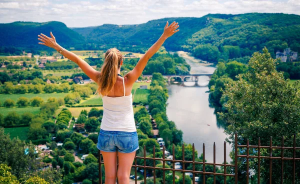 Lycklig Kvinna Med Öppna Armar Njuter Panoramautsikt Över Dordogne Landskap — Stockfoto