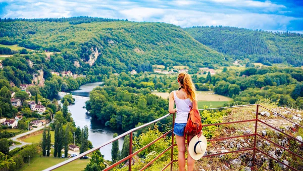 Kvinna Turist Njuter Vacker Panoramautsikt Över Dalen Lot Floden Frankrike — Stockfoto