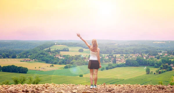 Kvinna Står Framför Panoramautsikt Över Dordogne Landskap Frankrike — Stockfoto