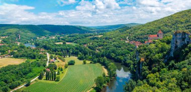 Fransa 'daki Lot Nehri Vadisi' nin panoramik manzarası