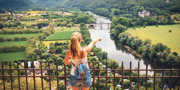 Frau Zeigt Auf Den Fluss Dordogne Panoramablick Frankreich — Stockfoto